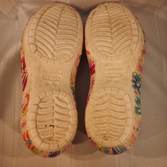 Crocs Women’s Floral Print Slip-On Flats – Size 7 - Picture 6 of 6